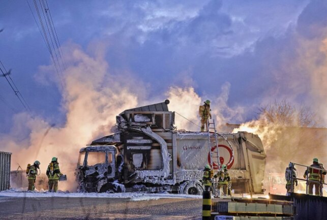 Pleißa: Müllauto brennt in Gewerbegebiet komplett aus - In Pleißa brennt ein Müllauto vollkommen aus. Foto: Andreas Kretschel