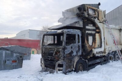 Pleißa: Müllauto brennt in Gewerbegebiet komplett aus - In Pleißa brennt ein Müllauto vollkommen aus. Foto: Polizei Sachsen