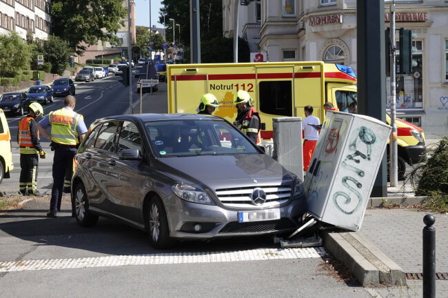 Plötzlich bewusstlos geworden: Fußgängergeländer durchbrochen und schwer verletzt - Der PKW-Fahrer wurde plötzlich bewusstlos und querte die Bernsdorfer Straße ungebremst.