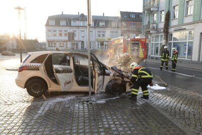 Plötzliche Entzündung: Taxi brennt lichterloh in Radebeul - 