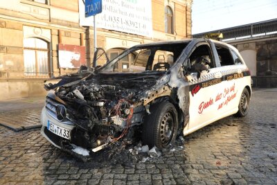 Plötzliche Entzündung: Taxi brennt lichterloh in Radebeul - 