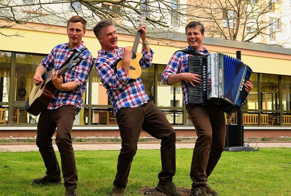 Pobershau: "De Hutzenbossen" sind zurück im musikalischem Fahrwasser - Auch die erzgebirgische Band "De Hutzenbossen" wurde durch die "Pandemie" im Jahre 2020 ausgebremst. Doch nun sind sie zurück und haben einen Neuzugang dabei. Foto: Maik Bohn