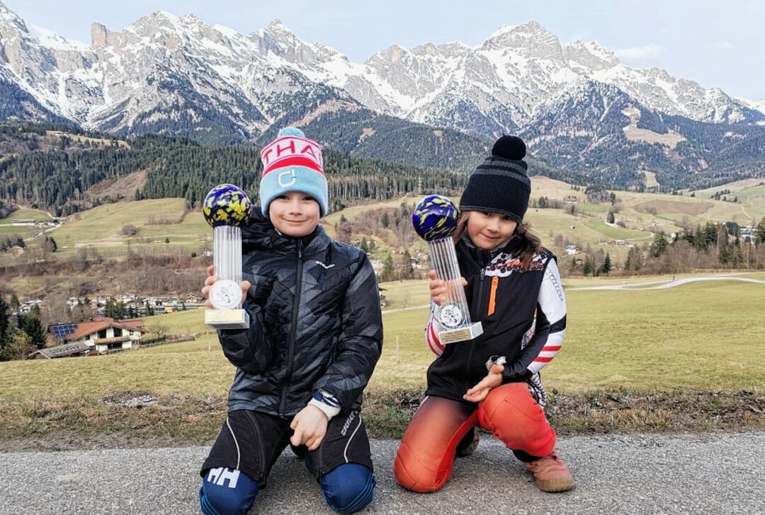 Pobershauer Alpine-Nachwuchs trotzt dem milden Winter - Stolz präsentieren Max Walther und Klara Seubert ihre Trophäen, die sie für das gute Abschneiden im Skitty-Cup erhalten haben. Foto: Verein