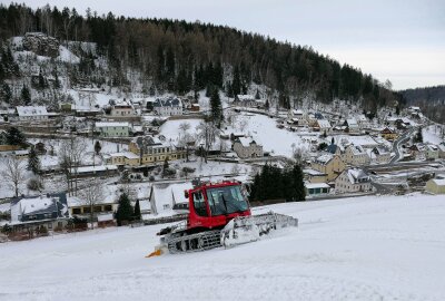 Pobershauer Skihang für Pistengaudi gerüstet - Mittlerweile beträgt die Schneeauflage fast überall einen halben Meter, sodass der Pistenbully für den Feinschliff sorgen kann. Foto: Andreas Bauer