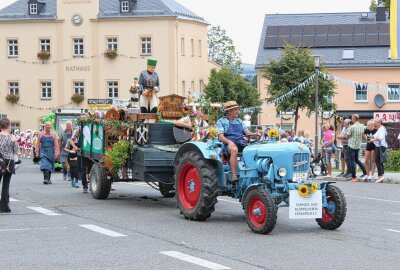 Pockau-Lengefeld: Stadtfest endet mit grandiosem Festumzug - Ebenso präsentierte sich der Schnitz- und Klöppelverein. Foto: Jana Kretzschmann