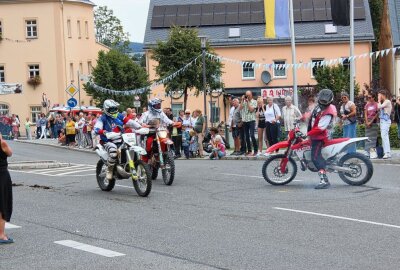 Pockau-Lengefeld: Stadtfest endet mit grandiosem Festumzug - Hier zeigen die Endurosportler ihre Kunst auf zwei Rädern. Foto: Jana Kretzschmann