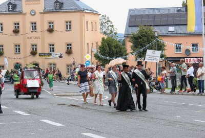 Pockau-Lengefeld: Stadtfest endet mit grandiosem Festumzug - Auch Mode wurde in Lengefeld schon vor vielen Jahrzehnten großgeschrieben. Foto: Jana Kretzschmann