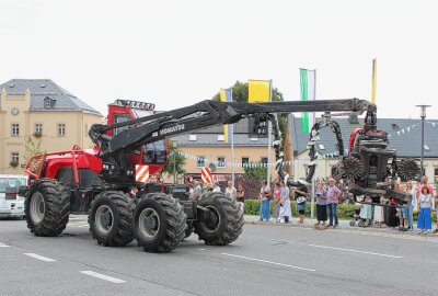 Pockau-Lengefeld: Stadtfest endet mit grandiosem Festumzug - m Festumzug wurde auch schwere Technik von ortsansässigen Unternehmen gezeigt. Foto: Jana Kretzschmann