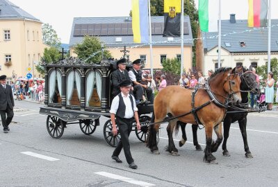 Pockau-Lengefeld: Stadtfest endet mit grandiosem Festumzug - Bestattungen in Lengefeld. Hier im Bild ein historischer Leichenwagen. Foto: Jana Kretzschmann