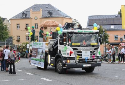 Pockau-Lengefeld: Stadtfest endet mit grandiosem Festumzug - Die Raiffeisen-BHG - zuständig für Baustoffe. Foto: Jana Kretzschmann