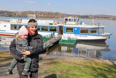 Pöhler Fahrgastschiffe starten in die Saison -  Zum Saisonauftakt am Gründonnerstag nutzten Familien das schöne Wetter zu einer Rundfahrt. Foto: Thomas Voigt 