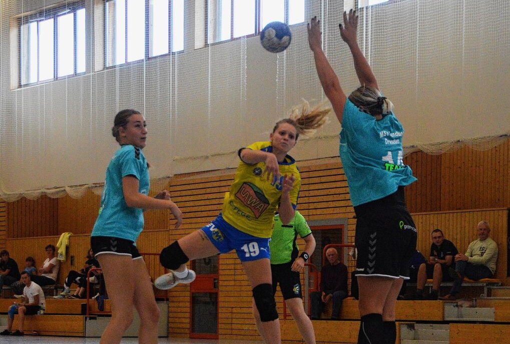 Pokal-Erfolg macht Marienbergs Handballerinnen Mut - War in Meißen mit 12 Toren Marienbergs erfolgreichste Werferin: Natalie Holeckova. Foto: Andreas Bauer