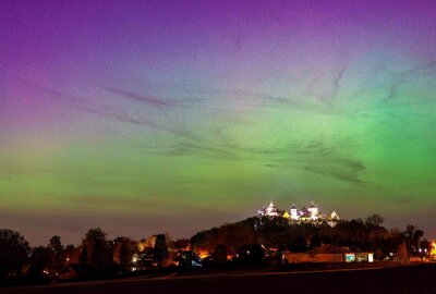 Polarlichter in Sachsen: Himmel leuchtet pink, lila und grün - Starke Polarlichter waren auch über Schloss Augustusburg und Flöha zu sehen. Foto: EHL Media/Niklas Härtig