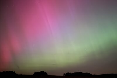 Polarlichter in Sachsen: Himmel leuchtet pink, lila und grün - Naturspektakel im Erzgebirge bei Annaberg-Buchholz. Foto: Bernd März