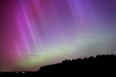 Polarlichter in Sachsen: Himmel leuchtet pink, lila und grün - Naturspektakel im Erzgebirge bei Annaberg-Buchholz. Foto: Bernd März