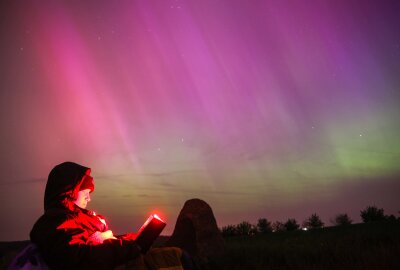 Polarlichter in Sachsen: Himmel leuchtet pink, lila und grün - 