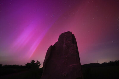 Polarlichter in Sachsen: Himmel leuchtet pink, lila und grün - 