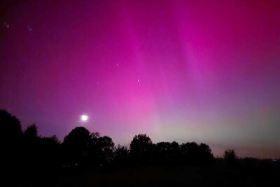 Polarlichter in Sachsen: Himmel leuchtet pink, lila und grün - Der Himmel erstrahlte auch im Chemnitzer Stadtteil Wittgensdorf. Foto: Simone Esper