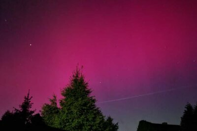 Polarlichter in Sachsen: Himmel leuchtet pink, lila und grün - Ebenso in Auerswalde war der Himmel bunt. Foto: Marcel Eckert