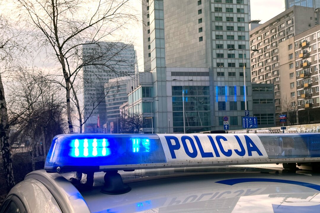 Polen: Diebesbande räumt Lkw in voller Fahrt aus - Die Polizei in Polen hat drei Männer festgenommen, die jahrelang Lkw während der Fahrt ausräumten.