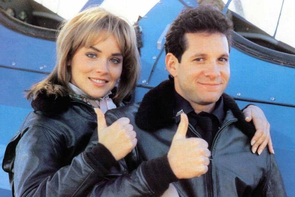 Daumen hoch: Mit den "Police Academy"-Filmen wurde Steve Guttenberg (Bild, mit Sharon Stone) in den 80er-Jahren zum Hollywood-Star.