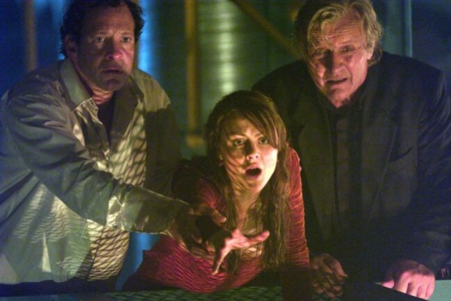Im TV-Film "Der Poseidon-Anschlag" spielte Steve Guttenberg (Bild links, mit Amber Sainsbury und Rutger Hauer) eine seiner wenigen Hauptrollen in den letzten 25 Jahren.