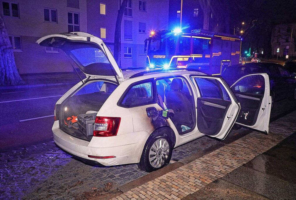Politisch motivierter Anschlag? Unbekannte zünden Auto in Dresden an - Am Donnerstagabend kam es gegen 23 Uhr in Dresden zu einem PKW-Brand an einem geparkten Skoda Octavia einer Baufirma. Foto: Roland Halkasch