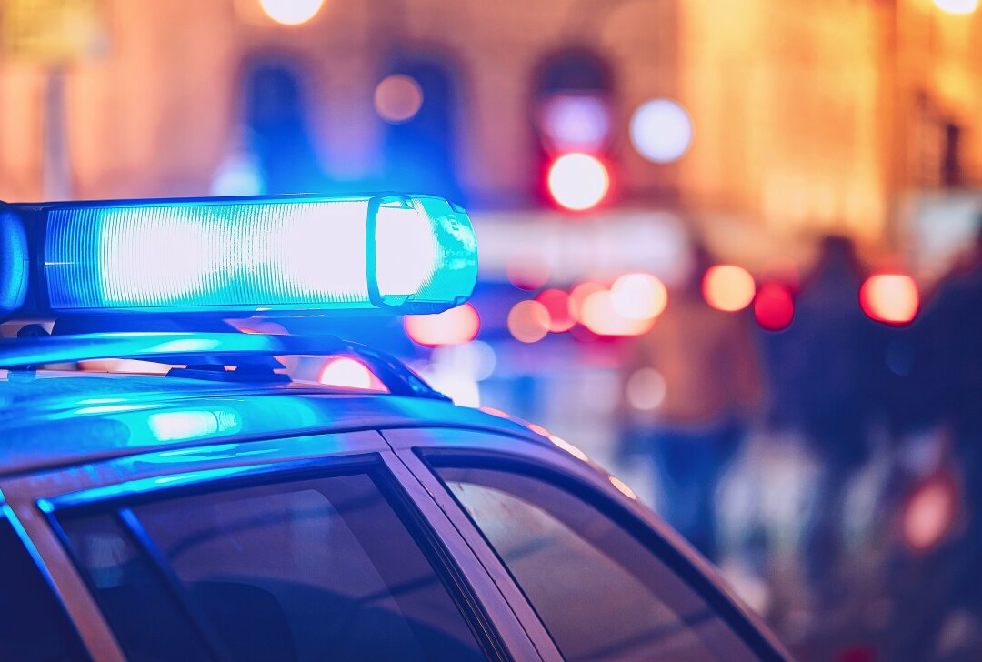 Polizei Dresden ermittelt: Jugendliche wegen Raubes und Körperverletzung angeklagt - Zwei Beschuldigte sind aufgrund von Raubes und Körperverletzung angeklagt. Symbolbild. Foto: Adobe Stock