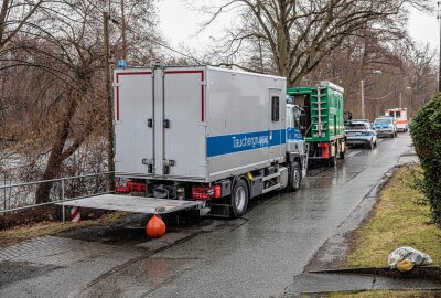 Polizei durchsucht Gondelteich in Plauen nach Beweismitteln - Die Polizei Zwickau sucht im Gondelteich in Plauen. Foto: Igor Pastierovic