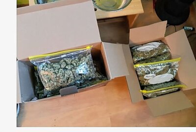 Polizei entdeckt große Mengen Marihuana in Wohnung auf dem Sonnenberg - Die gefundenen Tüten voll Mariuhana. Foto: Polizeidirektion Chemnitz