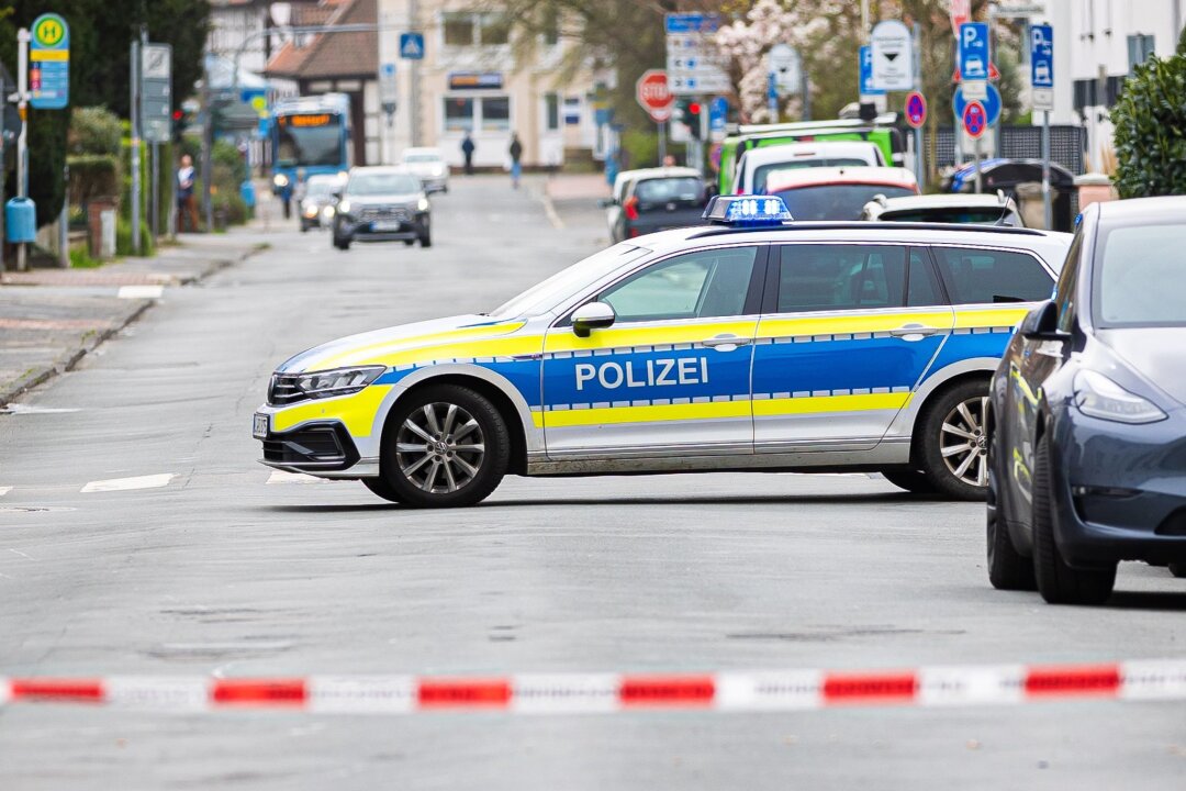 Polizei erschießt Mann nach Messer-Angriff - In Nienburg in Niedersachsen ist bei einem Polizeieinsatz ein Mann tödlich verletzt worden. Eine Polizistin wurde angeschossen.