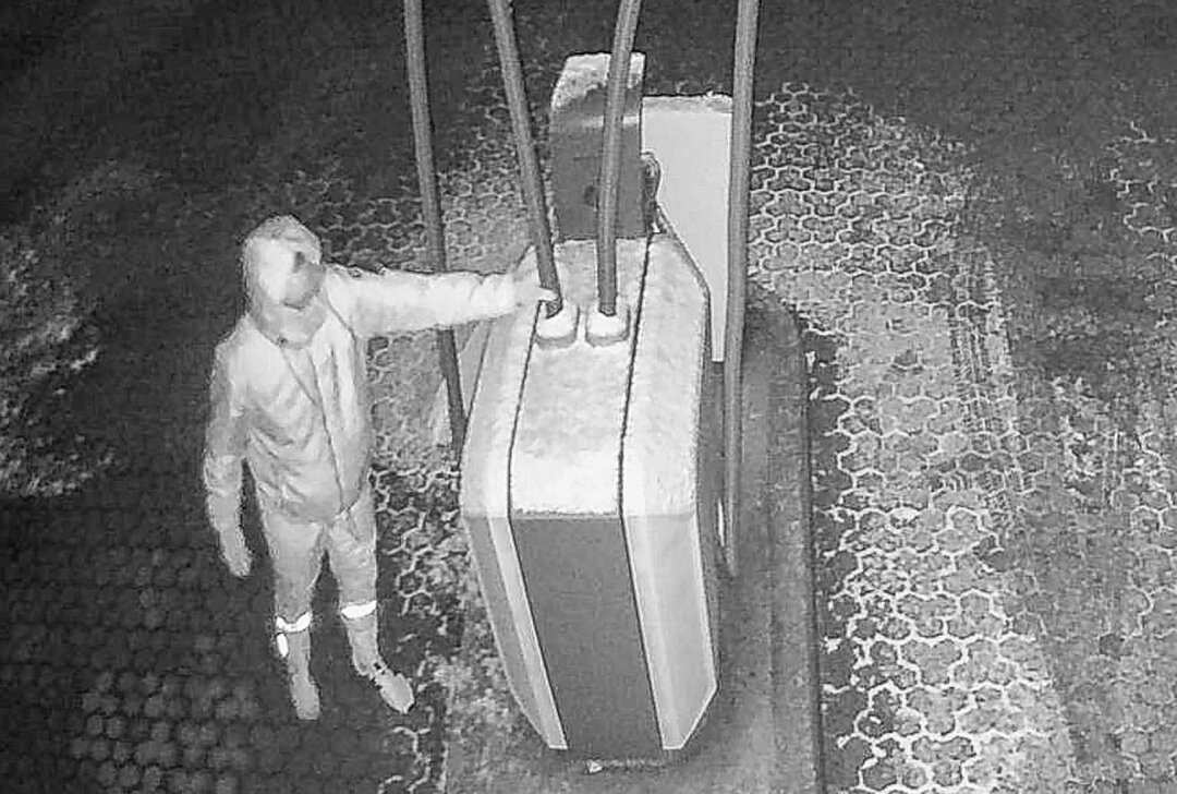 Polizei fahndet: Person bricht Staubsaugerautomaten im Erzgebirge auf - Eins unbekannte Person bricht einen Staubsaugerautomaten an einer Tankstelle auf. Foto: Polizeidirektion Chemnitz