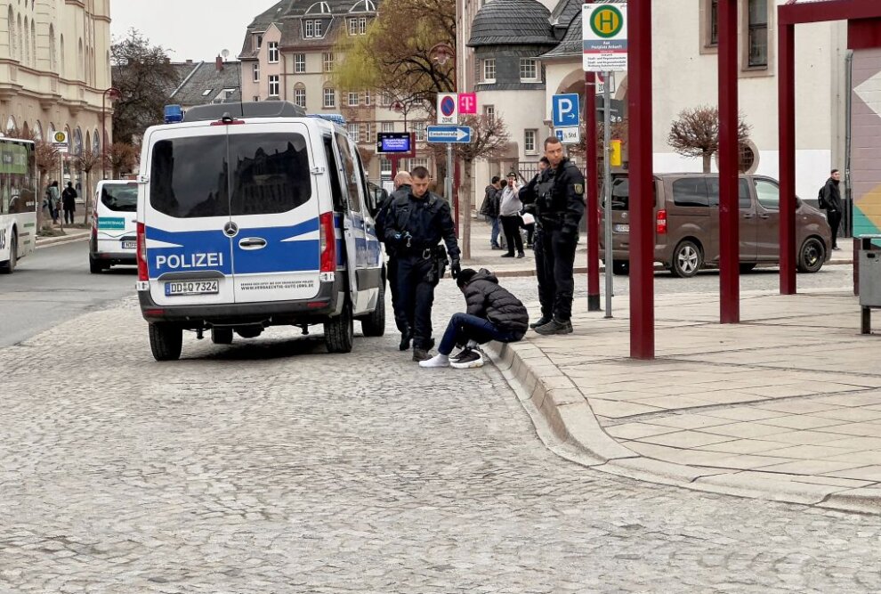 Polizei führt Personendurchsuchungen in Aue durch - Polizei setzt Personendurchsuchungen im Auer Stadtbereich um.  Foto: Daniel Unger