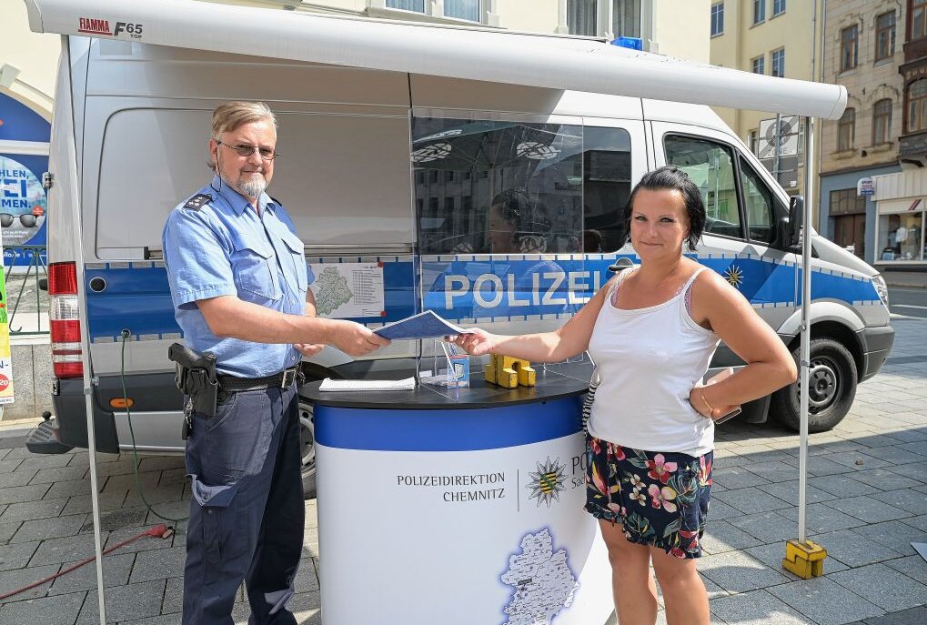 Uwe Nerger Polizeihauptkommissar von der polizeilichen Beratungsstelle Chemnitz (li.) im Gespräch mit Dorit Zitterbart, einer interessierten Bürgerin. Foto: Ralf Wendland