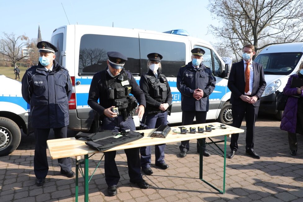 Polizei Sachsen führt landesweit Bodycams ein - Polizei Sachsen führt landesweit Bodycams ein.