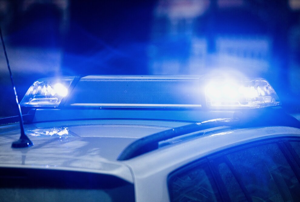 Polizei stellt Gasdruckwaffe bei alkoholisiertem Autofahrer fest - Symbolbild. Foto: Adobe Stock