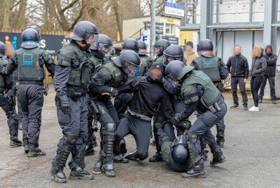 Polizei übt Umgang mit gewaltbereiten Hooligans -  Polizei übt Umgang mit gewaltbereiten Hooligans. Foto: B&S David Rötzschke