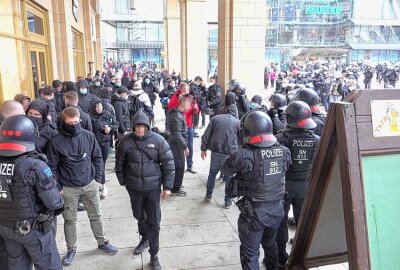 Polizei wappnet sich für mögliche Demo in Chemnitz am Samstag - Gegner der Corona-Maßnahmen wollen morgen in Chemnitz auf die Straße. Foto: Harry Härtel/haertelpress