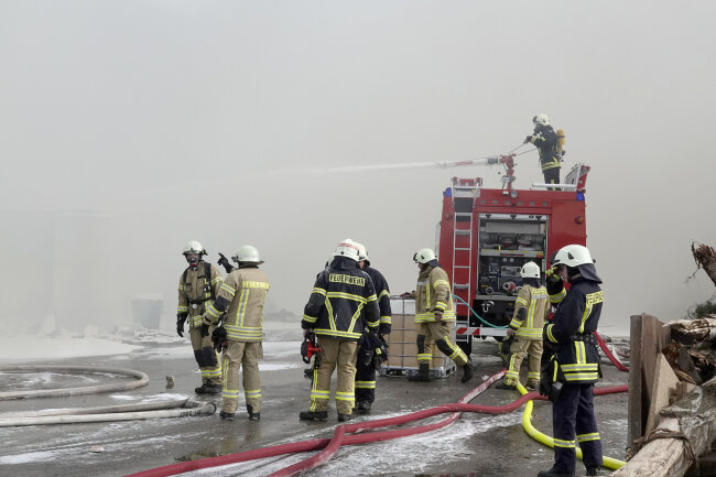 Der Brand auf dem Gelände einer Entsorgungsfirma sorgte für eine starke Rauchentwicklung. 