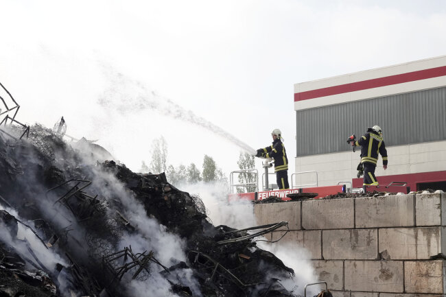 Der Brand auf dem Gelände einer Entsorgungsfirma sorgte für eine starke Rauchentwicklung. 