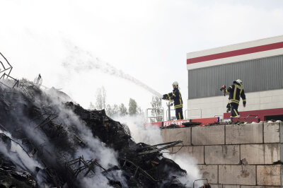 Polizei warnt: Starke Rauchentwicklung bei Feuer in Mühlau! - Der Brand auf dem Gelände einer Entsorgungsfirma sorgte für eine starke Rauchentwicklung. 