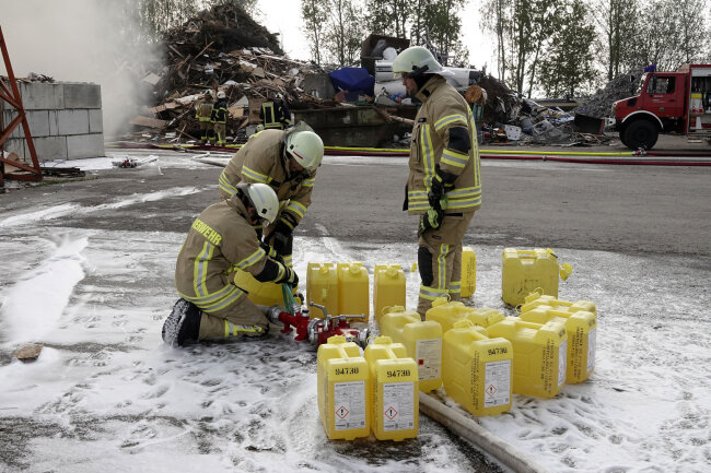 Polizei warnt: Starke Rauchentwicklung bei Feuer in Mühlau! - Der Brand auf dem Gelände einer Entsorgungsfirma sorgte für eine starke Rauchentwicklung. 