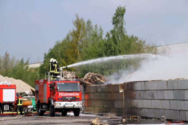 Polizei warnt: Starke Rauchentwicklung bei Feuer in Mühlau! - Kameraden der Feuerwehr bekämpfen den großflächigen Brand. Foto: Andrea Funke