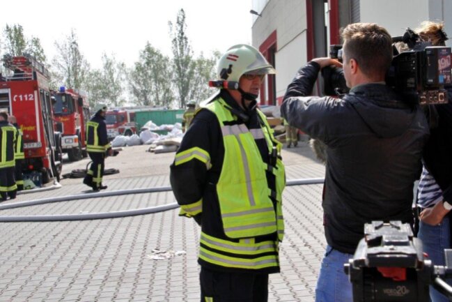 Polizei warnt: Starke Rauchentwicklung bei Feuer in Mühlau! - Foto: Andrea Funke