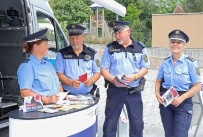 Polizei warnt vor Schockanrufen - Jana Kürschner, Maik Ulbrich, Jens Lehmann und Jana Kindt (von links) am Präventionsmobil. Foto: Katja Lippmann-Wagner