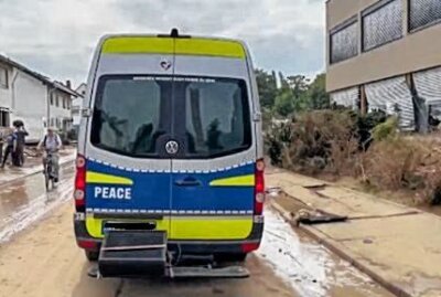 Polizeiähnliche Fahrzeuge verbreiten Falschmeldungen im Katastrophengebiet - #FakeNews im Katastrophengebiet. Foto: Video-Screenshot Twitter: https://twitter.com/Eifelralf