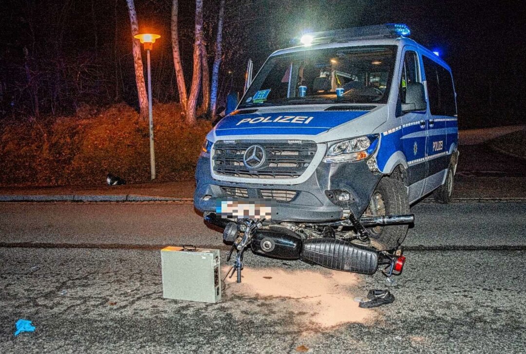 Polizeiauto erfasst Moped: Rettungshubschrauber im Einsatz - Zwischen einem Polizeiauto und einem Moped kam es zu einem Verkehrsunfall. Foto: xcitepress
