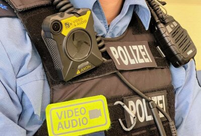 Polizeidirektion Zwickau führt Bodycams ein - Ab Freitag werden die Polizisten in Zwickau mit Bodycams ausgestattet. Foto: Ralph Köhler/propicture