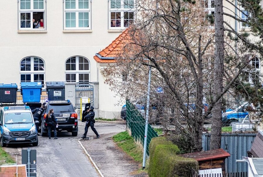 Polizeieinsatz am Burgstädter Gymnasium - Derzeit läuft am Burgstädter Gymnasium ein Polizeieinsatz. Foto: Ralf Jerke 