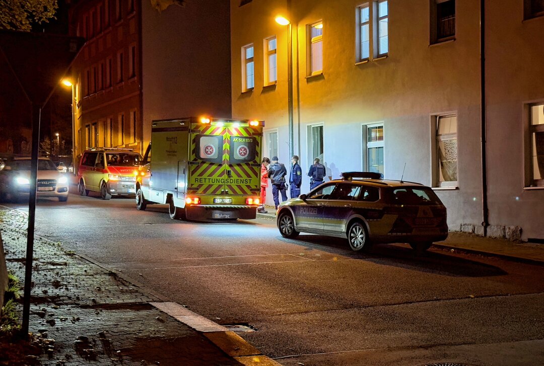 Polizeieinsatz in Aue-Bad Schlema: Schwer verletzte Person liegt auf Fußweg - In Aue-Bad Schlema lag eine Person schwer verletzt auf dem Fußweg. Foto: Daniel Unger